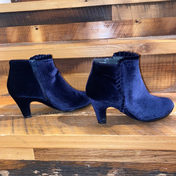 Aerosoles Heelrest Navy Faux Suede Heeled Ankle Bootie Size 8.6 - Picture 4 of 7